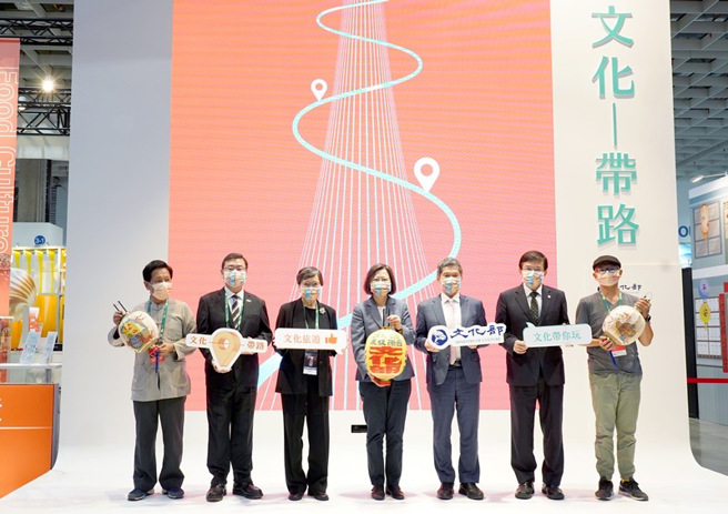 蔡英文(图中)表示，期望透过今年旅展为观光产业注入更多量能。(照片/台湾观光协会提供)