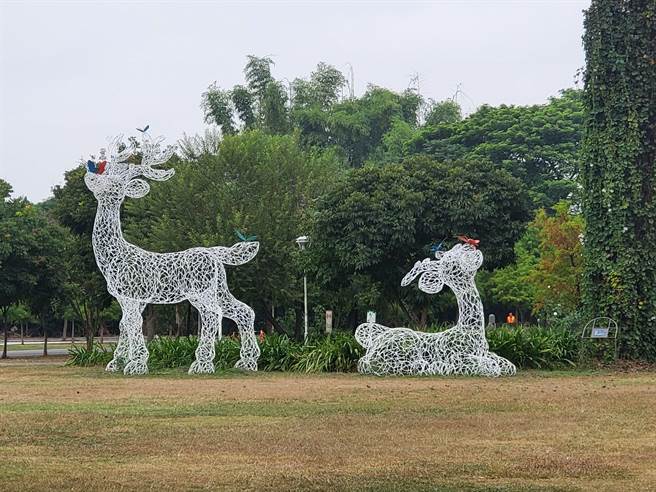 「鹿與蝶」呈現梅花鹿、紫斑蝶的台灣意象。（周麗蘭攝）