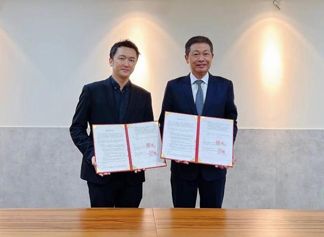 （晶钻总经理谢佳宪(左)与泰宗董事长徐焕清(右)签订经销合约。图／晶钻提供）