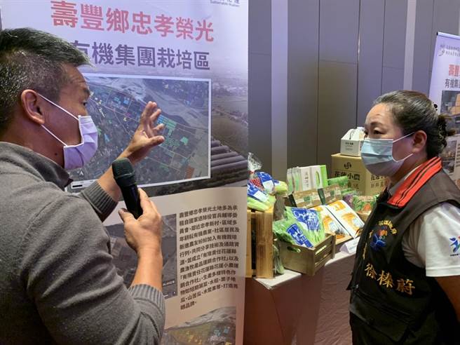 縣府今天公布各鄉鎮調查評估有機農業潛力發展區域已有7處成熟，農民跟縣長徐榛蔚說明有機栽種的方向等。（王志偉攝）