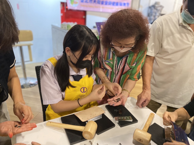 稻江护家家政科1日参加「Darling时尚星光学院」活动，协助数十位阿嬷进行造型走秀、皮件制作等课程。(照片/稻江护家提供)