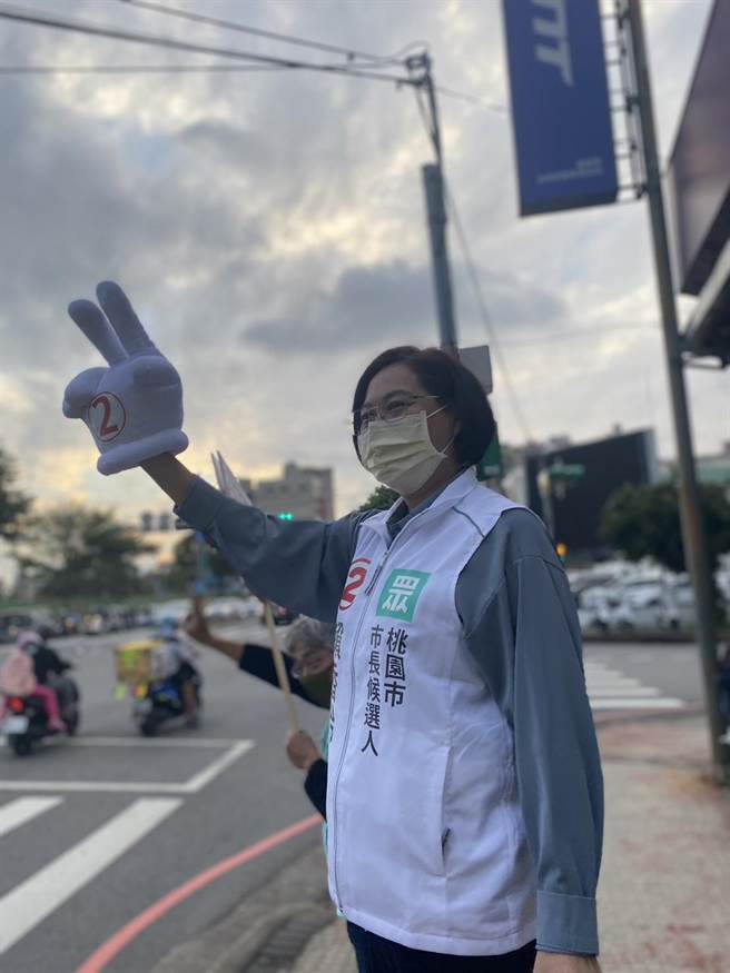 针对经济党合照争议，民眾党桃园市长候选人赖香伶表示，蓝绿阵营寧互丢泥巴，也不愿针对市政公开辩论，令人傻眼。（赖香伶竞办提供／蔡明亘桃园传真）