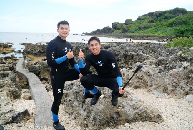 林励、林彦廷(左)首度体验水肺潜水。(大专体总提供)