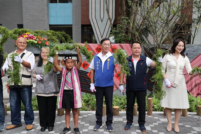 南投县长林明溱出席法治国小新校舍落成典礼，剪彩彩带是石松科植物编制，在布农族具祈福意涵。（南投县府提供／杨静茹南投传真）