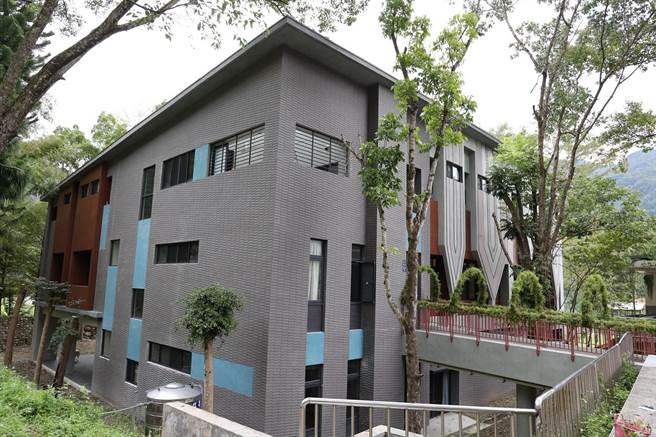 南投县仁爱乡法治国小新校舍为3层楼建筑。（南投县府提供／杨静茹南投传真）