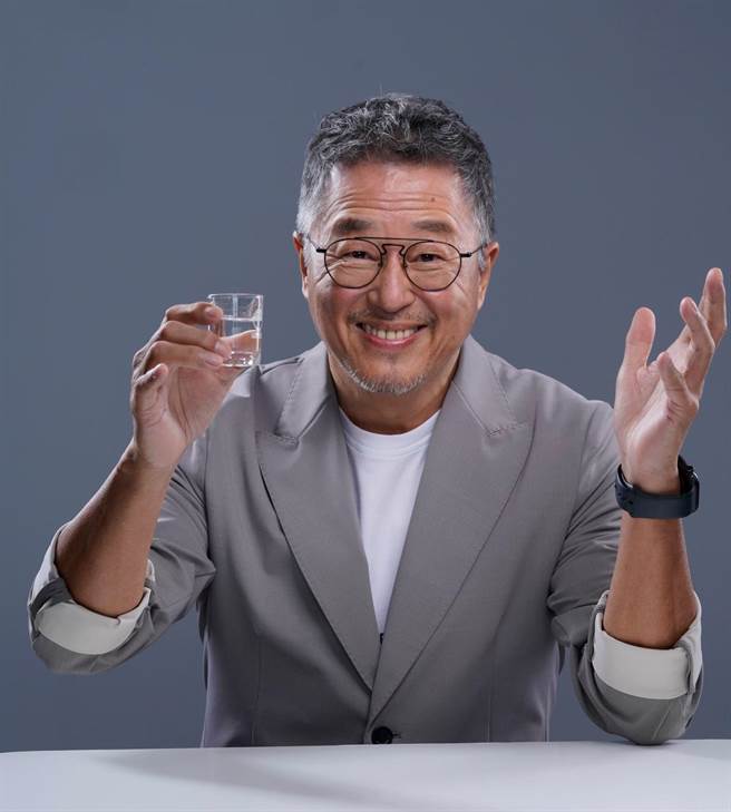 王伟忠认为成人都需要酒肉朋友，吹牛聊天来纾压。（金星文创提供）