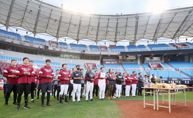 台湾大赛5日开打，乐天桃猿队职员4日在球场祈求赛事顺利。（范扬光摄）