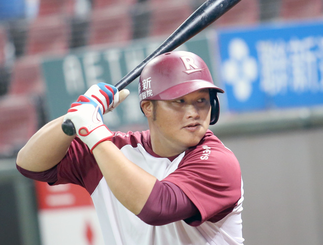 台灣大賽5日開打，樂天桃猿陳俊秀4日在球場賽前練習。（范揚光攝）