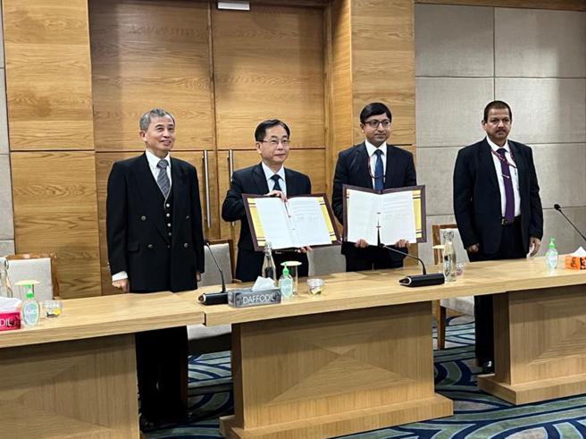 （印度新德里举行臺印传统医药合作瞭解备忘录签署仪式，MOU签署由台湾驻印度葛大使葆萱(左2)、印度台北协会戴国澜会长签署(右2)，两侧分别是卫生福利部中医药司司长黄怡超(左1)与AYUSH 部司长Dr. Nesari(右1)参与见证。图／卫福部提供）