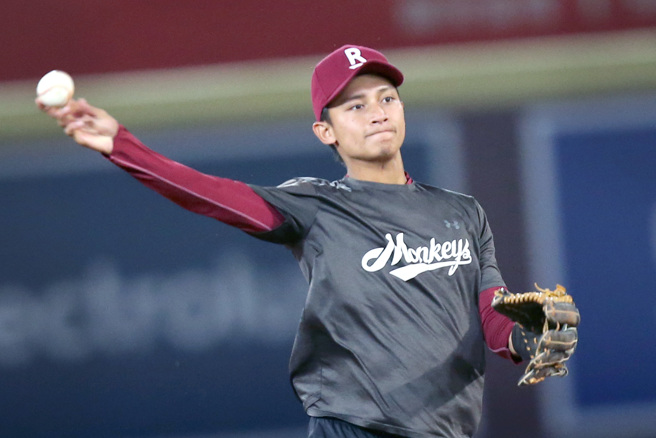台湾大赛5日开打，乐天桃猿马杰森4日在球场赛前练习。（范扬光摄）