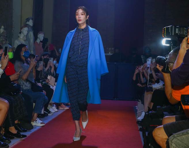 蔡淑臻出席服饰活动，走秀展现气势。（粘耿豪摄）