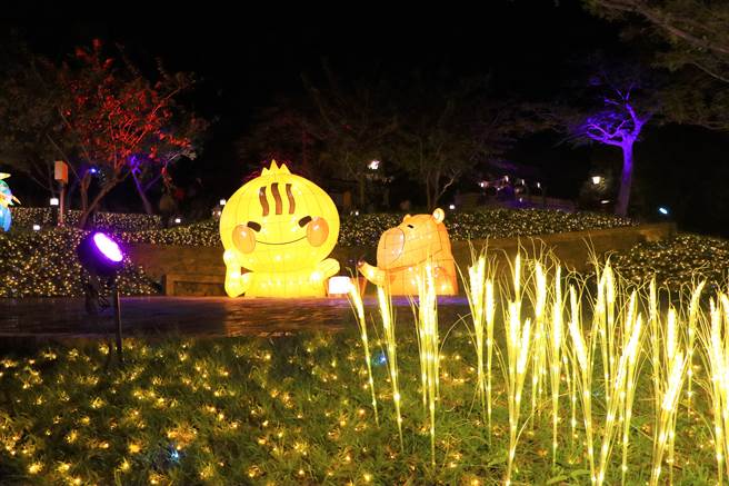 2022四重溪温泉季4日晚间正式点灯，今年主题为「黄金温泉乡」，利用金黄灯饰配上传统花灯，打造耀眼的氛围。（谢佳潾摄）