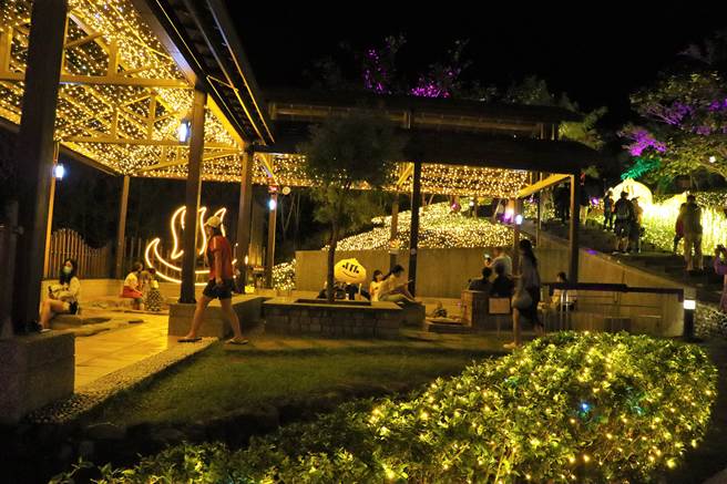 2022四重溪温泉季4日晚间正式点灯，今年主题为「黄金温泉乡」，利用金黄灯饰配上传统花灯，打造耀眼的氛围。（谢佳潾摄）