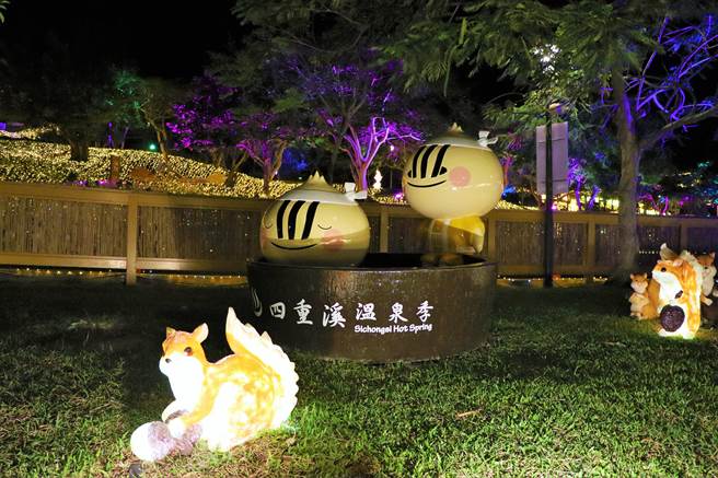 2022四重溪温泉季4日晚间正式点灯，今年主题为「黄金温泉乡」，利用金黄灯饰配上传统花灯，打造耀眼的氛围。（谢佳潾摄）