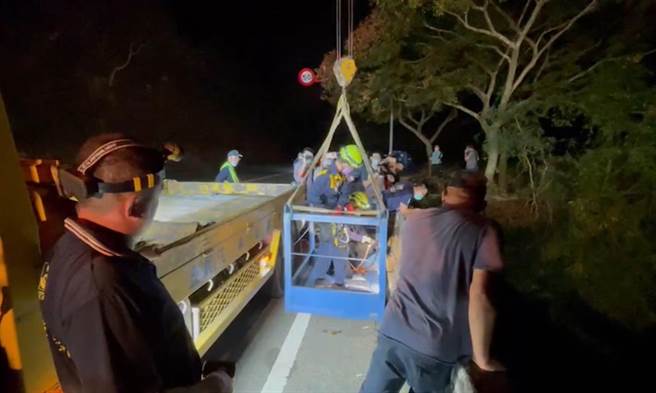 集集警分局獲報，出動吊車下切山谷漏夜搜尋遺體。（民眾提供／楊靜茹南投傳真）