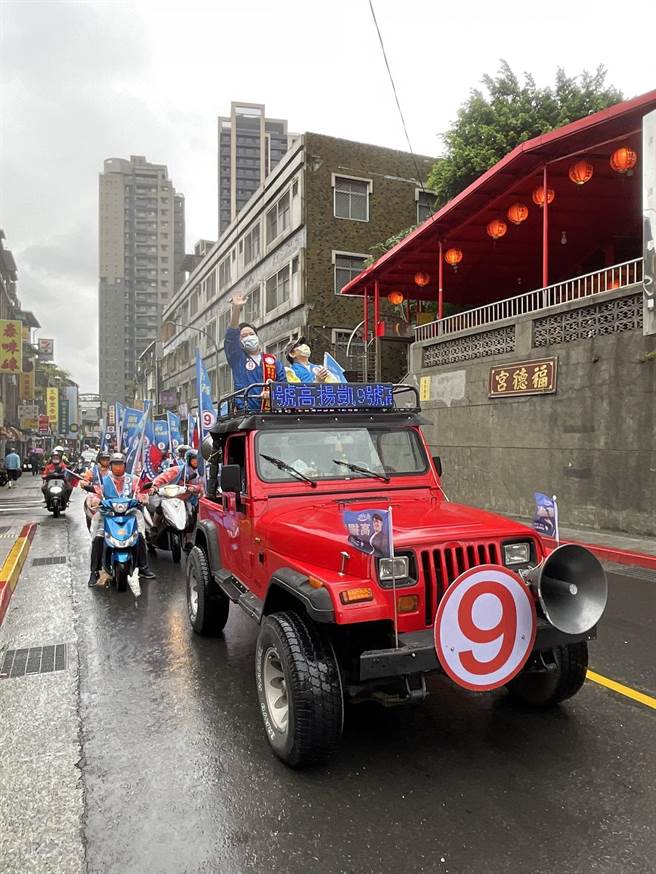 大安、文山區市議員候選人高揚凱今天上午在地方耆老、抗煞英雄張裕泰醫師陪同下，以吉普車及摩托車隊在木栅地區掃街拜票。（高揚凱提供／張芷瑜台北傳真）
