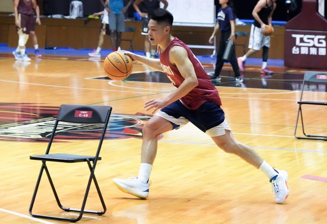 谷毛唯嘉本周认真苦练的身影。(台钢猎鹰提供)