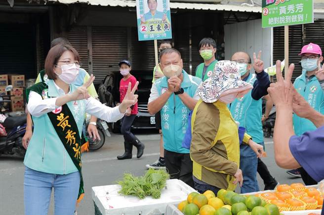 民進黨彰化縣長候選人黃秀芳4日到北斗掃街拜票，表示恢復369敬老禮金有財源規畫。（黃秀芳提供／吳敏菁彰化傳真）