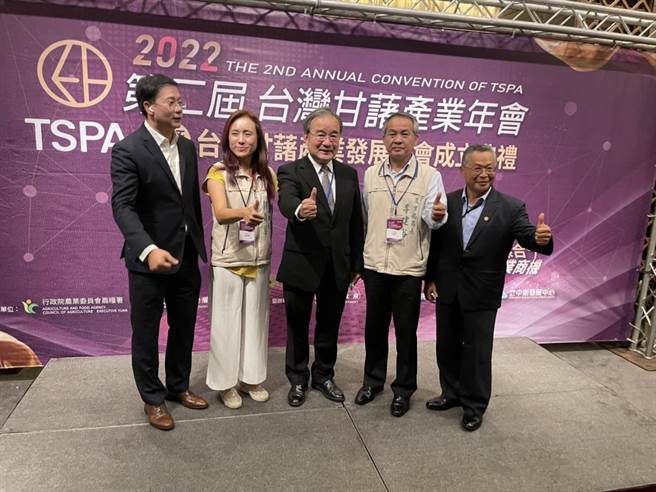 農糧署長胡忠一（中）、農業局長李建裕（右二）及觀旅局長郭貞慧（左二）都來參加甘藷產業發展協會成立大會。（李俊淇攝）