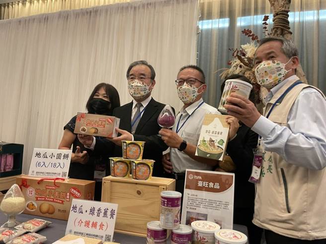 甘藷產業發展協會成立大會邀請超過30家農產業廠商，來自各地共計600位各界企業主代表，期望透過此次產業交流，拓展台灣甘藷農特產品之銷售通路。（李俊淇攝）