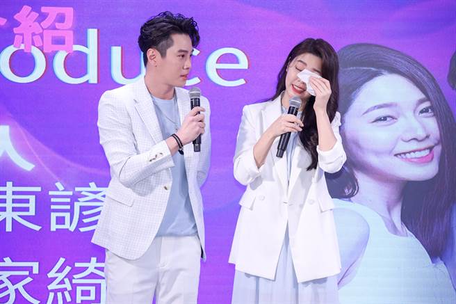 吴东谚（左起）、白家绮担任记者会主持人，白家绮感动落泪。（罗永铭摄）