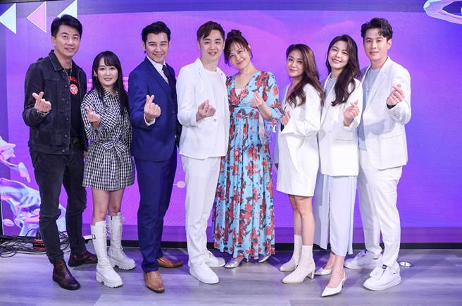 吴皓升（左起）、陈立芹、陈宇风、宋逸民、陈维龄、叶家妤、白家绮、吴东谚出席新戏记者会。（罗永铭摄）