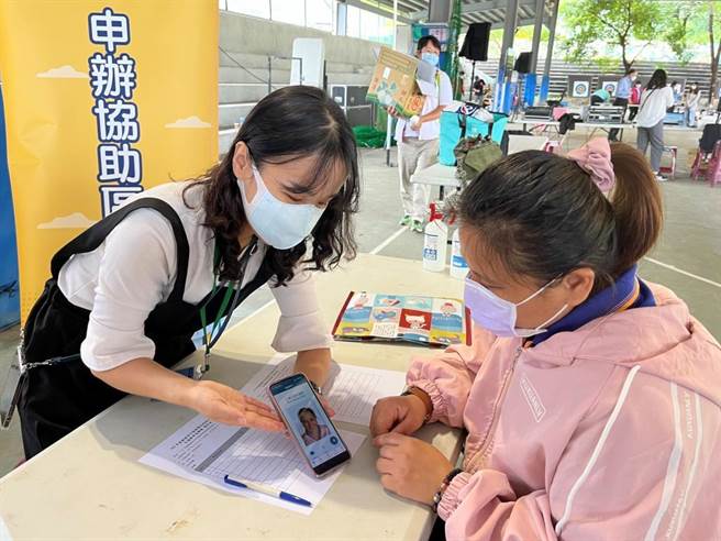 健保署同仁协助民眾申请健保快易通App，同时申请虚拟健保卡。（健保署提供／林周义台北传真）