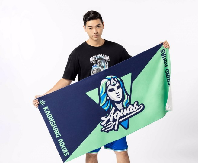 胡珑贸为女海神LOGO热升华浴巾拍摄商品照。(高雄全家海神提供)