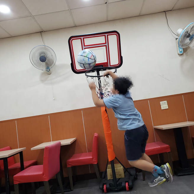 媽媽帶著孩子到燒臘店用餐，竟然見到老闆娘兒子店內打起籃球。（翻攝自臉書爆怨公社）