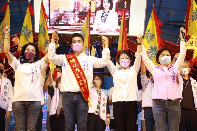 台中市长卢秀燕4日首次替无党籍市议员陈廷秀站台，连夸陈廷秀很认真。（卢秀燕竞选总部提供）