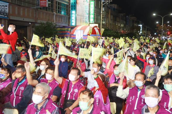台中市长卢秀燕4日首次替无党籍市议员陈廷秀站台，现场支持者相当热情。（卢秀燕竞选总部提供）