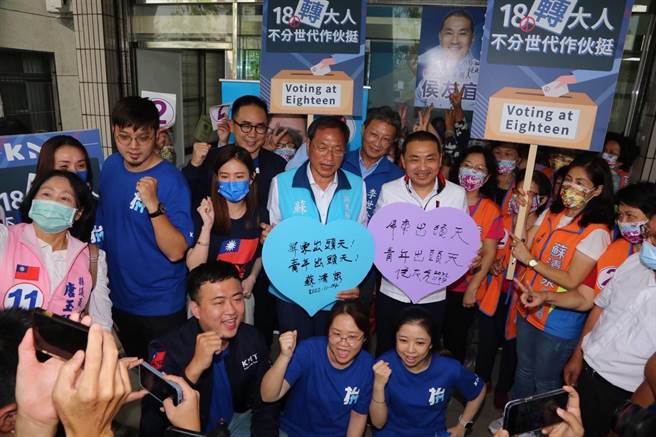 新北市長侯友宜4日南下屏東為縣長候選人蘇清泉站台，承諾新北屏東共好。（蘇清泉團隊提供／謝佳潾屏東傳真）