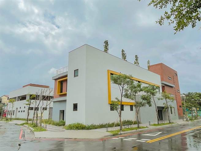 桃园新屋头洲市民活动中心、日照中心、头洲派出所今举办联合启用典礼。（蔡明亘摄）