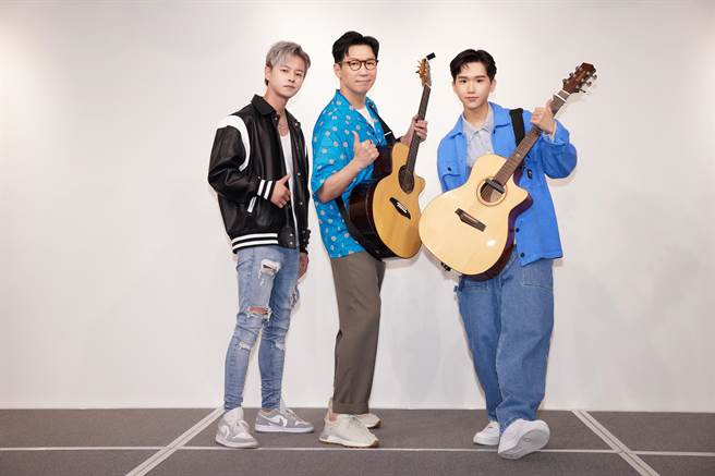 品冠（中）4日举办活动，邀师弟蓝子庭（左）、黄莑茗在台上默契对唱。（种子音乐提供）