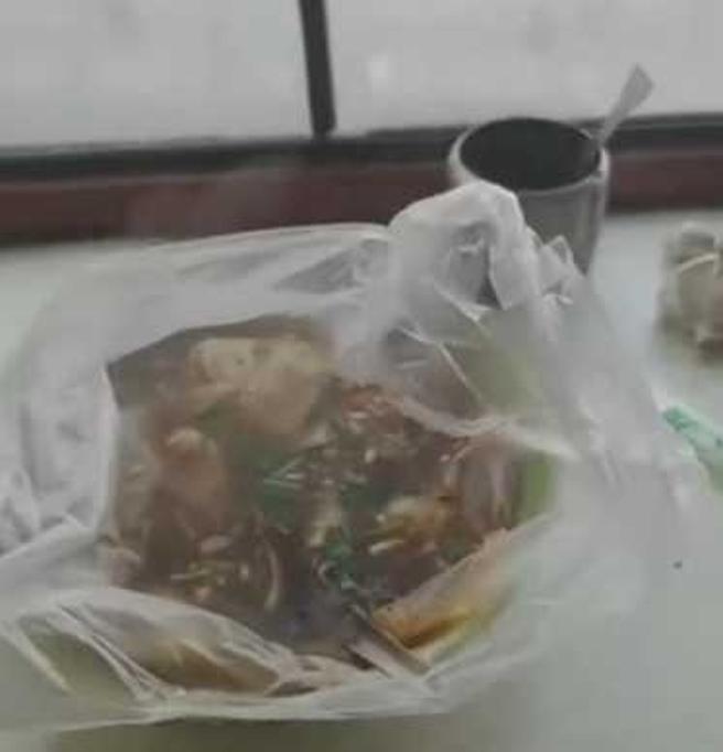 刘男在餐车内吃早餐。（图／翻摄自微博）