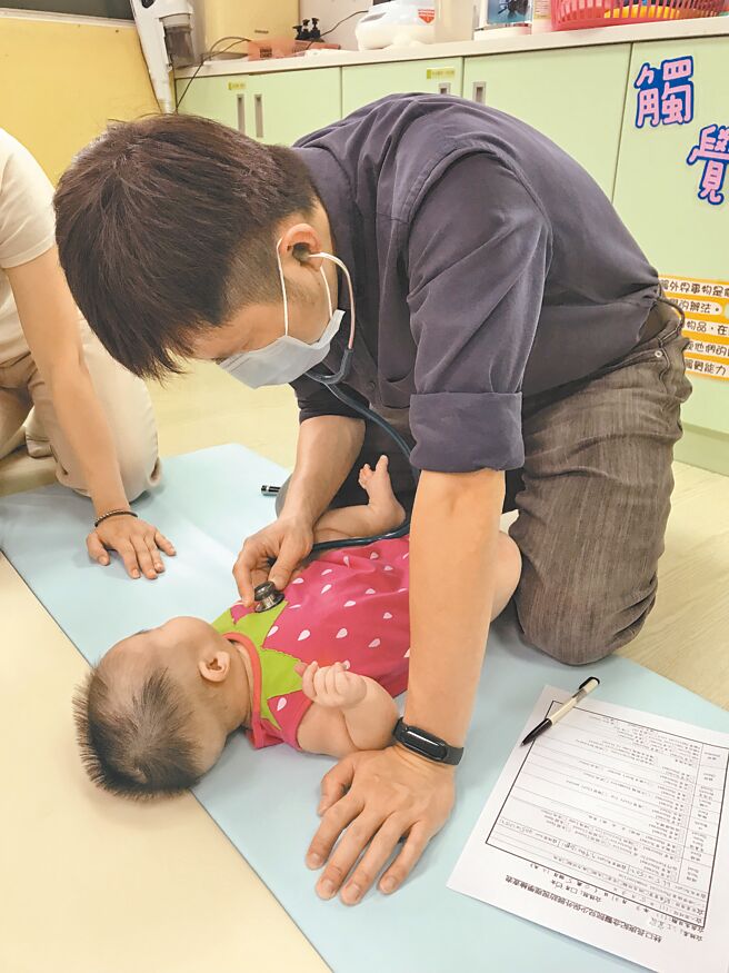 外展安置机构-医师协助健检。图／长庚医院提供