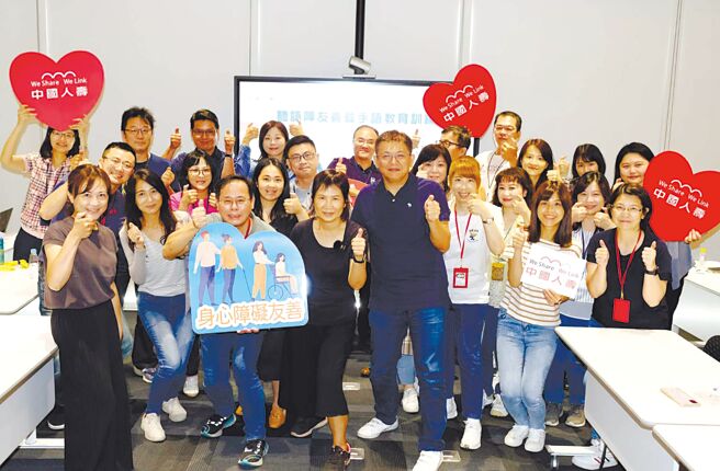 中寿打造听障客户沟通无碍的友善环境，提供手语翻译服务，并透过专业课程同理听障者需求，提供最适切的金融友善服务。图／中国人寿提供