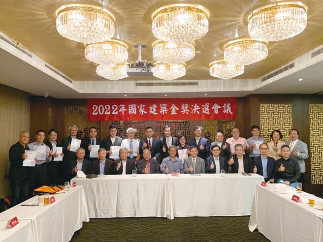 台灣永續關懷協會創會理事長張清芳（前排左五）、國家建築金獎執行長馮智能（後排左八）、主任委員江永昌立委（後排右八）、副主任委員林奕華立委（後排右七）與全體評審教授及顧問群合影。圖／台灣永續關懷協會提供