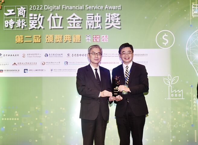 第二屆《工商時報數位金融獎》頒獎典禮3日舉行，金管會主委黃天牧（左）頒發銀行組優質獎，元大商業銀行總經理卜繁聖（右）代表受獎。圖／顏謙隆