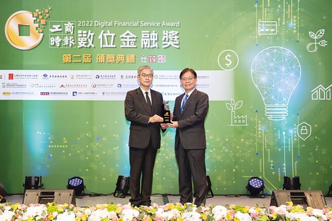 第一銀行獲數位金融獎「數位資訊安全優質獎」，由金管會主委黃天牧（左）頒獎、第一銀行總經理李嘉祥代表受獎。圖／第一銀行提供