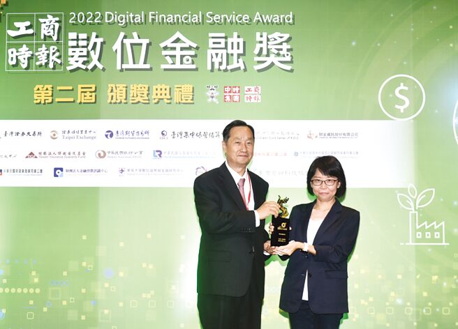 第二届《工商时报数位金融奖》颁奖典礼3日举行，保险事业发展中心董事长桂先农（左）颁发保险组寿险类优质奖，台湾人寿数位金融部部长许家绫副总经理代表受奖。图／顏谦隆