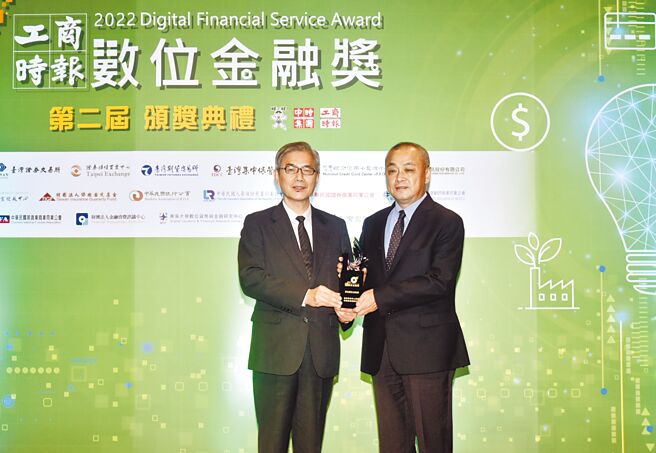 第二届《工商时报数位金融奖》颁奖典礼3日举行，金管会主委黄天牧（左）颁发保险组产险类金质奖，新安东京海上产物保险副总经理吕文泉（右）代表受奖。图／顏谦隆