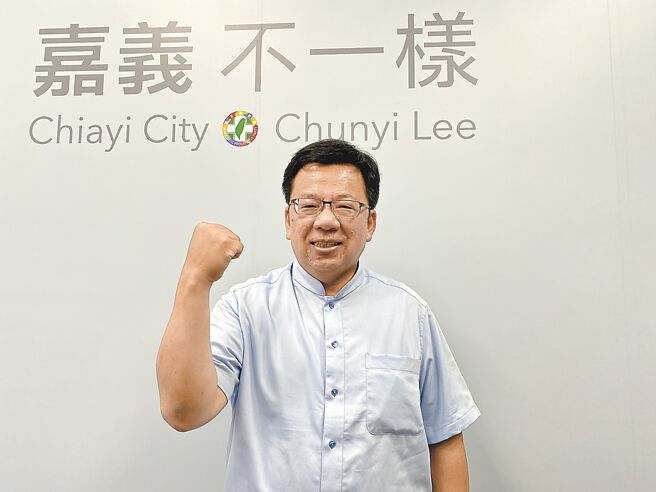民進黨嘉義市長候選人李俊俋展現全力衝到底的決心。（廖素慧攝）
