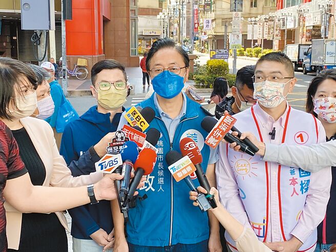 面對綠營質疑與經濟黨關係，國民黨桃園市長候選人張善政（右二）3日痛批民進黨一向只會迴避問題，不僅雙標還亂扣帽子。（蔡明亘攝）