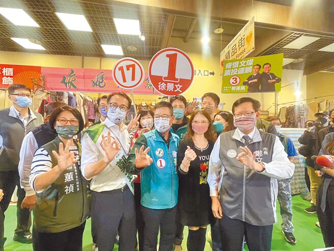 台灣民意基金會公布民調，高達五成一桃園選民贊成應該換人換黨做做看。基金會董事長游盈隆表示，這傳達一個微妙訊息，就是近七成選民肯定市長鄭文燦（右）施政時，卻有過半數樂見政黨輪替的出現。（呂筱蟬攝）