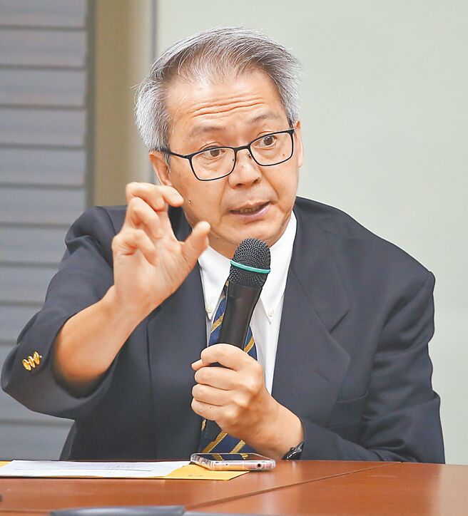 中华民国防疫协会理事长王任贤表示，政府要让民眾有选疫苗的权力。（陈俊吉摄）