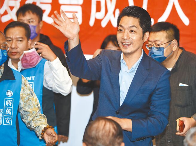 国民党台北市长候选人蒋万安3日炮轰，高端重讯指出，依据疫苗採购单位的要求，合约其他相关资讯不予公开，民进党台北市长候选人陈时中、疫情中心指挥官王必胜称高端有权利自行公开，根本就是说谎。（季志翔摄）