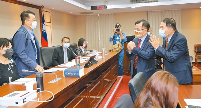 国家通讯传播委员会（NCC）主委陈耀祥（右二）、副主委翁柏宗（右一）3日赴立法院报告并备质询，开会前特别向召委鲁明哲（左二）拱手致意。（黄世麒摄）