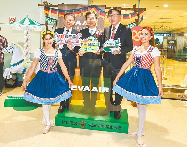 长荣航空3日首航台北─慕尼黑航线，于桃园机场举行首航典礼，为庆贺慕尼黑航线的开辟，首航候机室特别为旅客量身规画充满德国风情的各式活动，包括打造户外啤酒屋拍照区。（陈麒全摄）