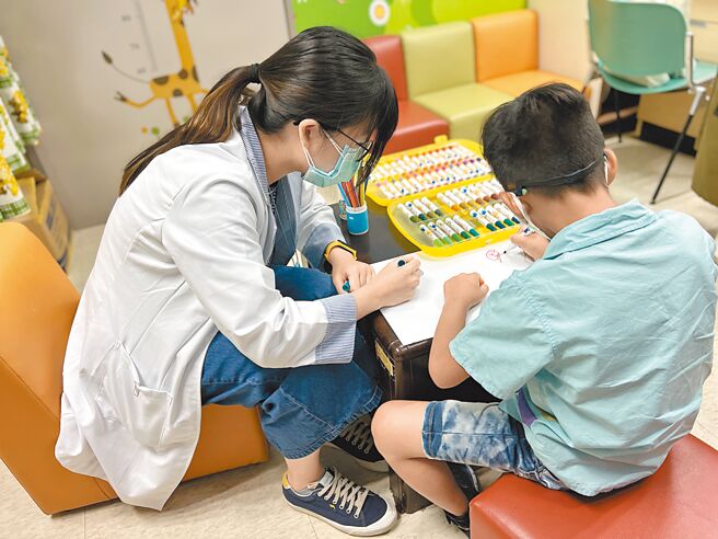 长庚医院2018年成立「儿少保护中心」，整合各院区医疗团队，结合政府、专业人士、民间单位携手合作努力守护儿少。（长庚医院提供／林周义台北传真）